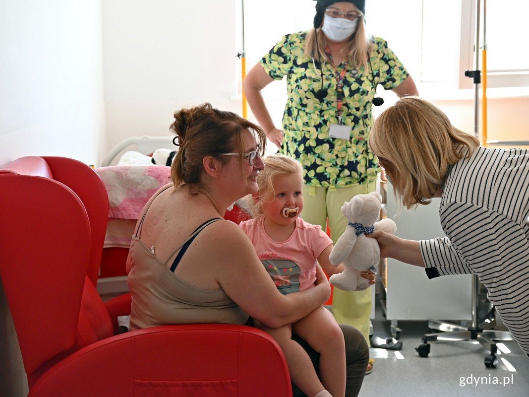 Wiceprezydent Gdyni Oktawia Gorzeńska wręcza pluszowego misia jednej z małych pacjentek Oddziału Pediatrycznego Szpitala św. Wincentego a Paulo w Gdyni (fot. Magdalena Czernek)