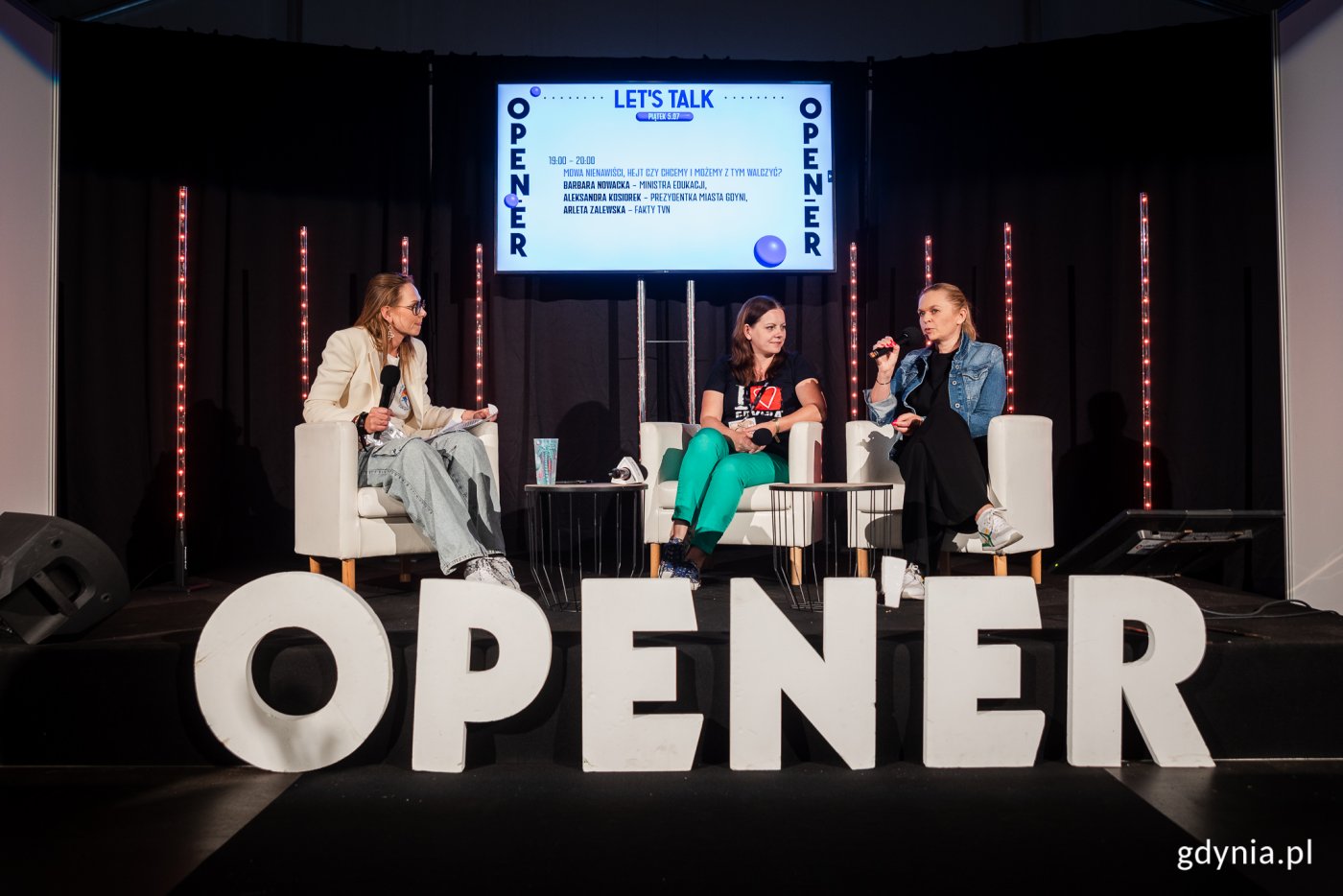 Na zdjęciu (od lewej): Arleta Zalewska, dziennikarka TVN 24, Aleksandra Kosiorek, prezydent Gdyni, Barbara Nowacka, ministra edukacji. Panel let's talk w trakcie Open'era (fot. Karol Stańczak)