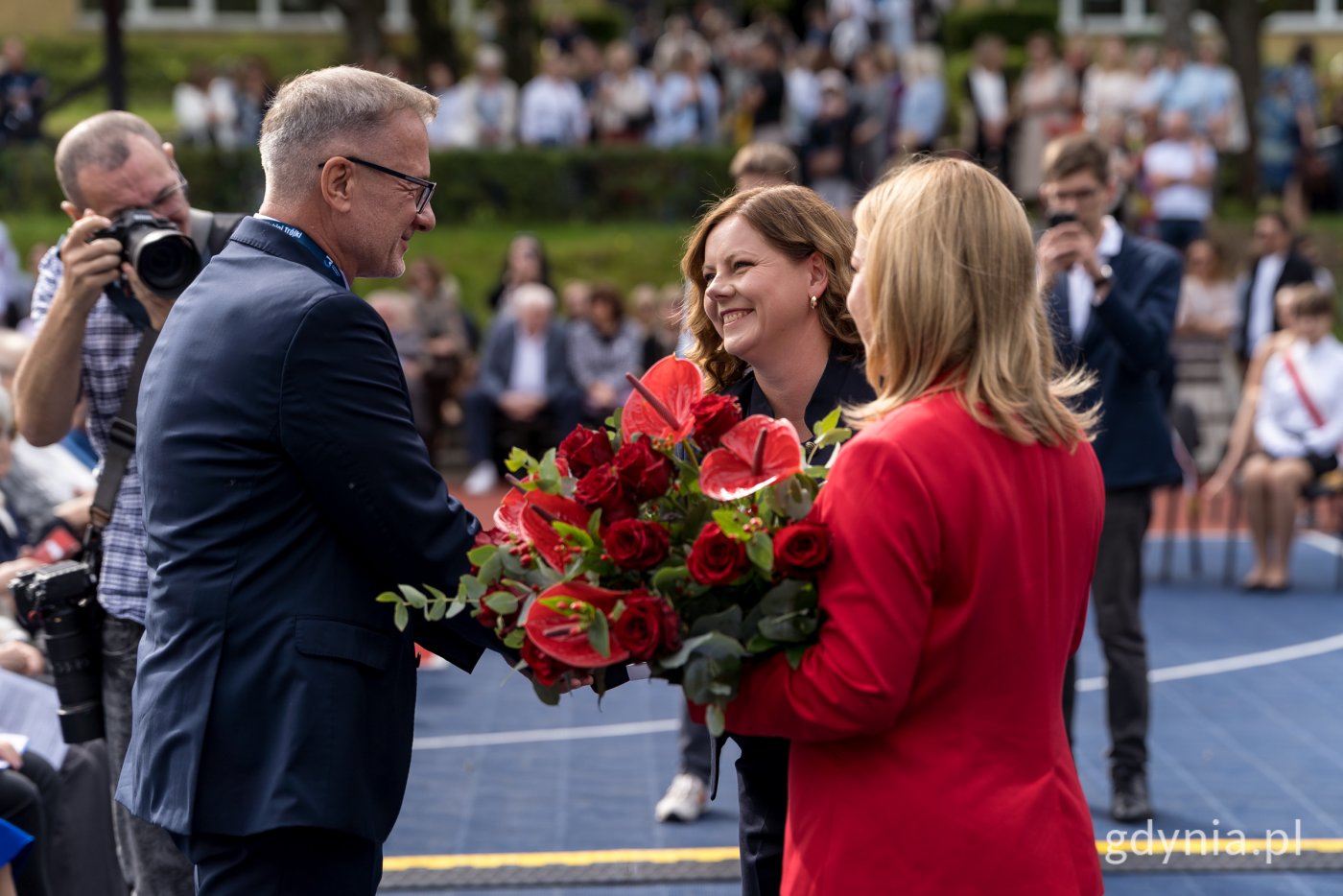 Prezydent Gdyni Aleksandra Kosiorek i wiceprezydentka Oktawia Gorzeńska składają życzenia dyrektorowi Trójki Wiesławowi Kosakowskiemu (fot. Paweł Budziński)