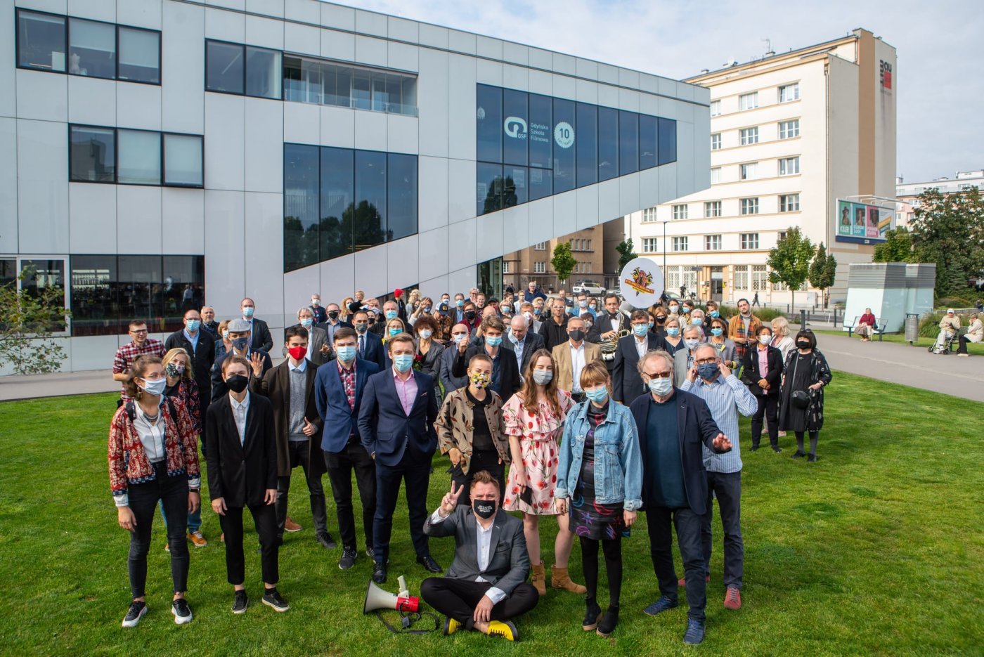 Wykładowcy i studenci GSF z prezydentem Gdyni przed budynkiem GCF-u // fot. GSF/archiwum