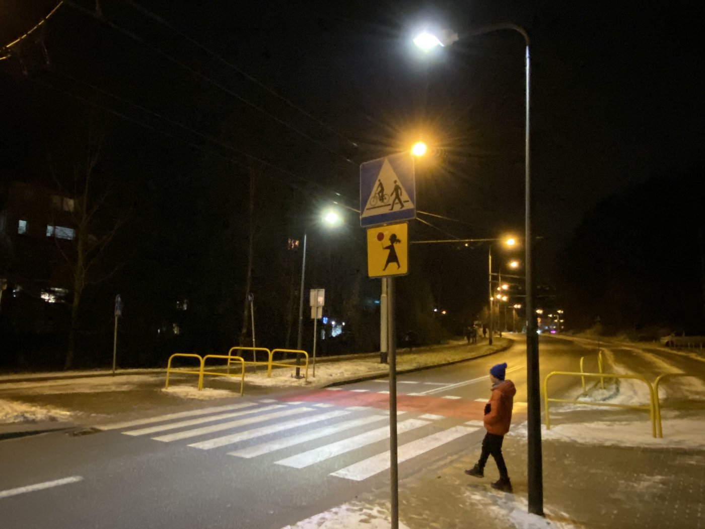 Nowe oświetlenie LED na przejściu dla pieszych na Dąbrowie/ fot. ZDiZ