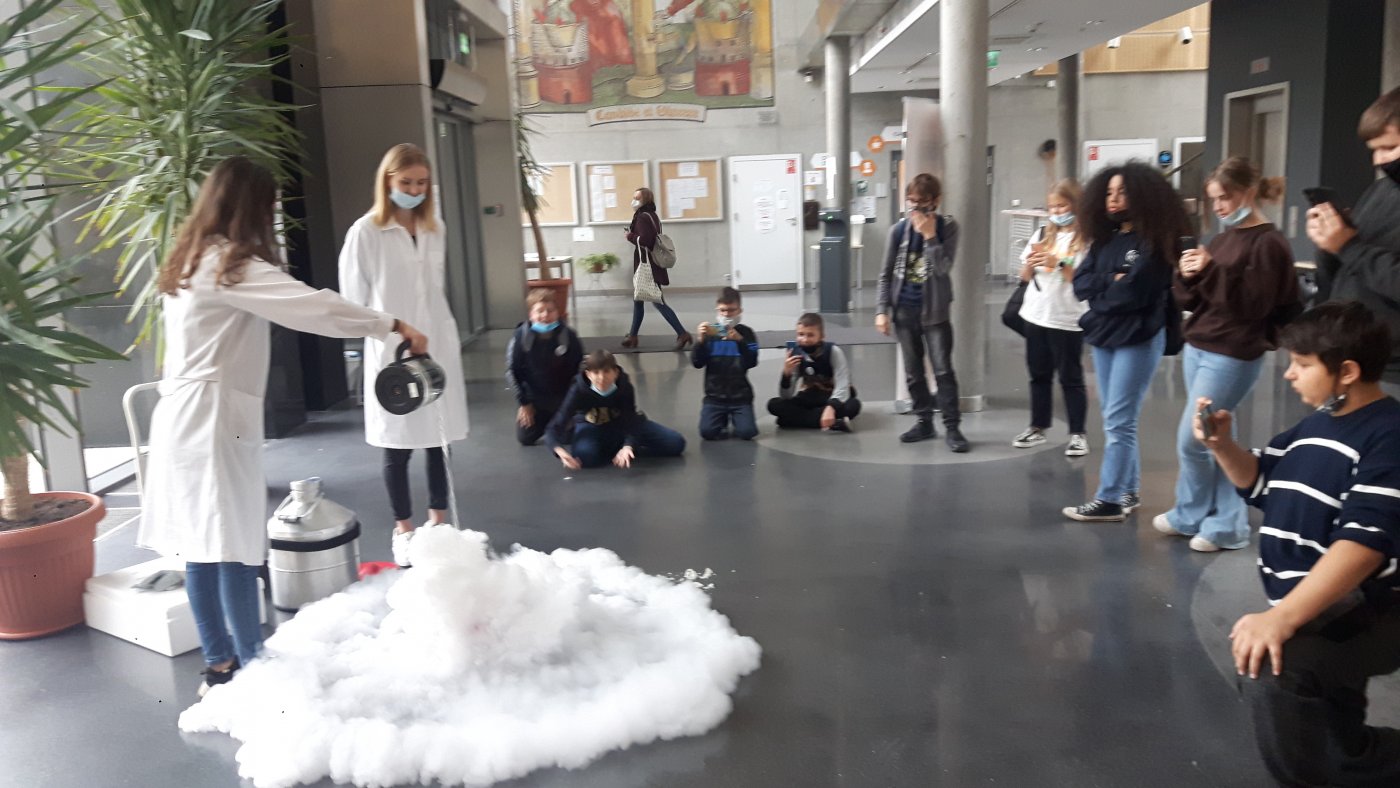 W SP nr 35 działa Szkolny Klub Naukowy, na zdjęciu podczas wizyty na Wydziale Chemii UG // fot. SP 35