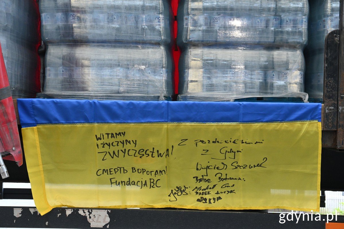 „Witamy i życzymy zwycięstwa!” – taki napis na ukraińskiej fladze, która trafiła do Chersonia, umieścił prezydent Wojciech Szczurek / fot. Magdalena Śliżewska