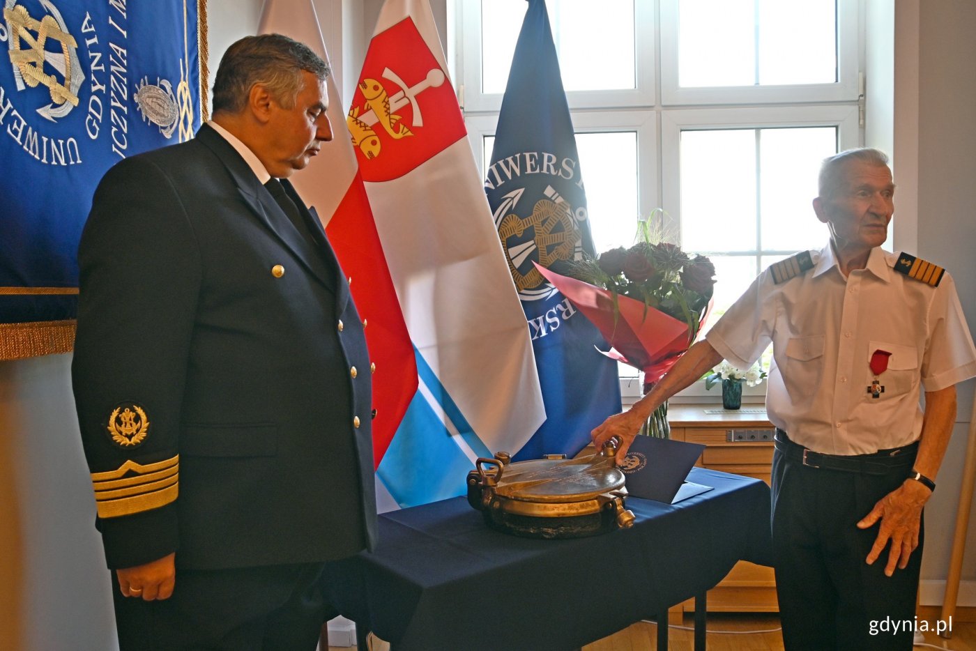 prof. dr hab. inż. kpt. ż. w. Adam Weintrit – rektor Uniwersytetu Morskiego w Gdyni przekazał bulaj z pierwszego rejsu „Daru Młodzieży” prof. Danielowi Dudzie (fot. Magdalena Czernek)