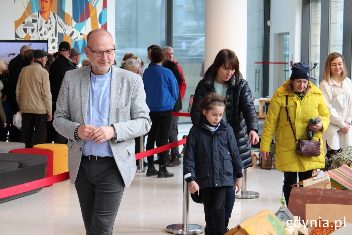 Wiceprezydent Michał Guć podczas akcji w Muzeum Miasta Gdyni (fot. Magdalena Śliżewska)