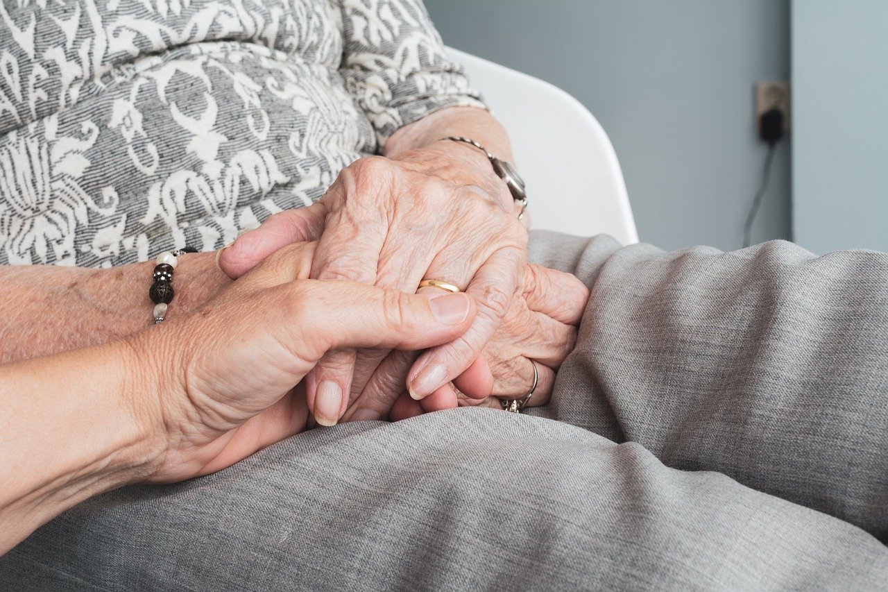 Świadomość w temacie oszustw może uratować seniorów przed byciem ofiarą - czasami wystarczy rozmowa z bliską osobą, która uświadomi zagrożenie, zdj. ilustracyjne