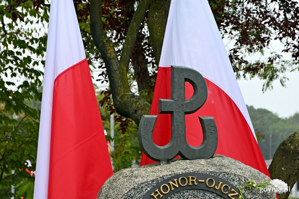 „Kotwica” - symbol Polski Walczącej umieszczony na pomniku Armii Krajowej na skwerze Kościuszki // fot. Magdalena Czernek