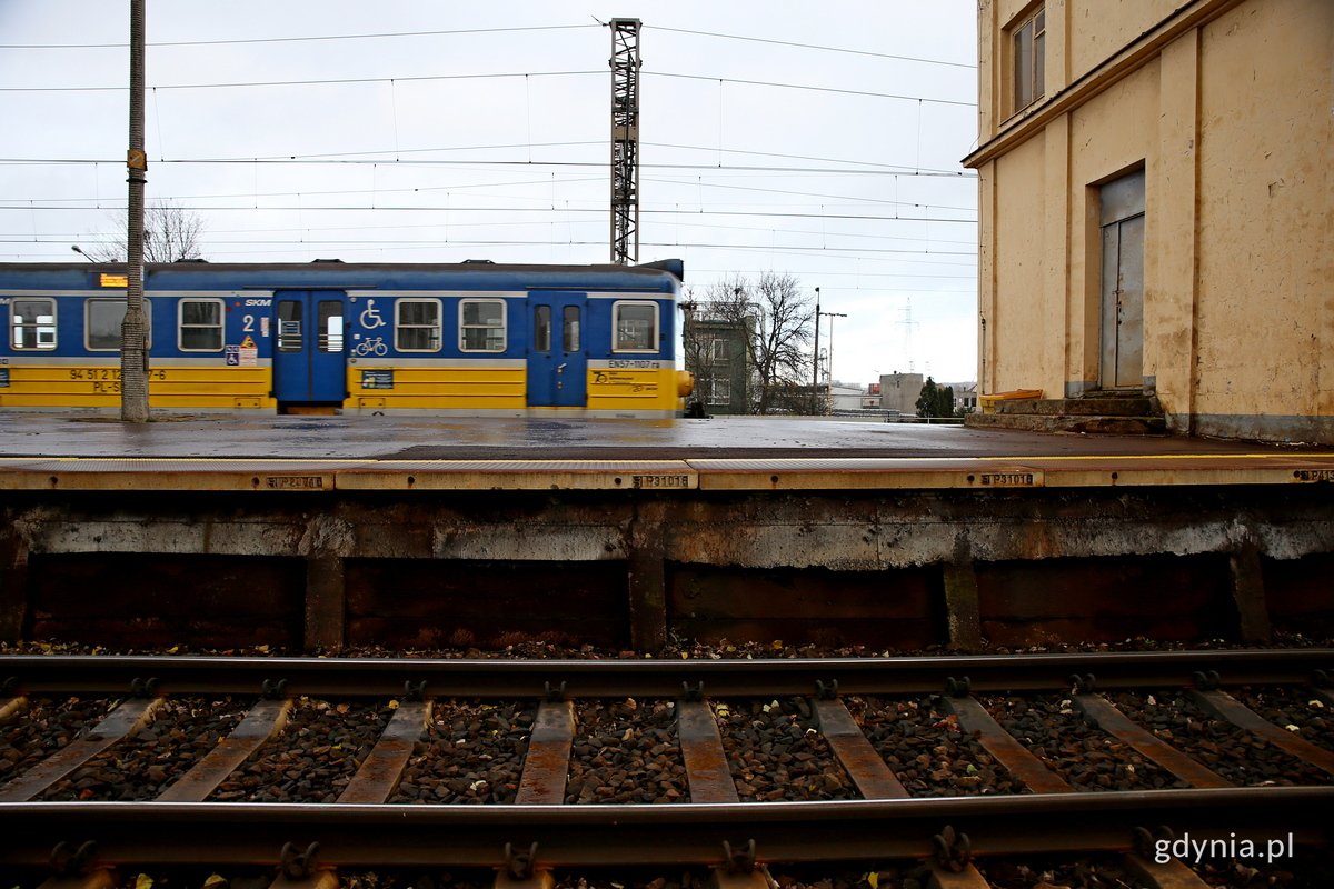 Przystanek SKM Gdynia Grabówek - to tutaj zmiany obejmą cały peron i jego najbliższe otoczenie, a podróżni nie będą mogli korzystać z peronu przez pół roku, fot. Przemysław Kozłowski