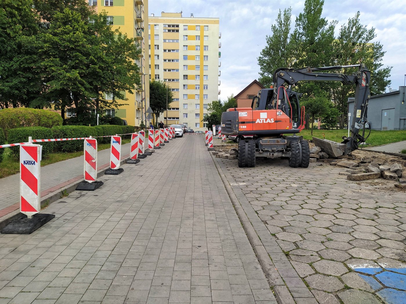 remont drogi, kostka chodnikowa, samochód