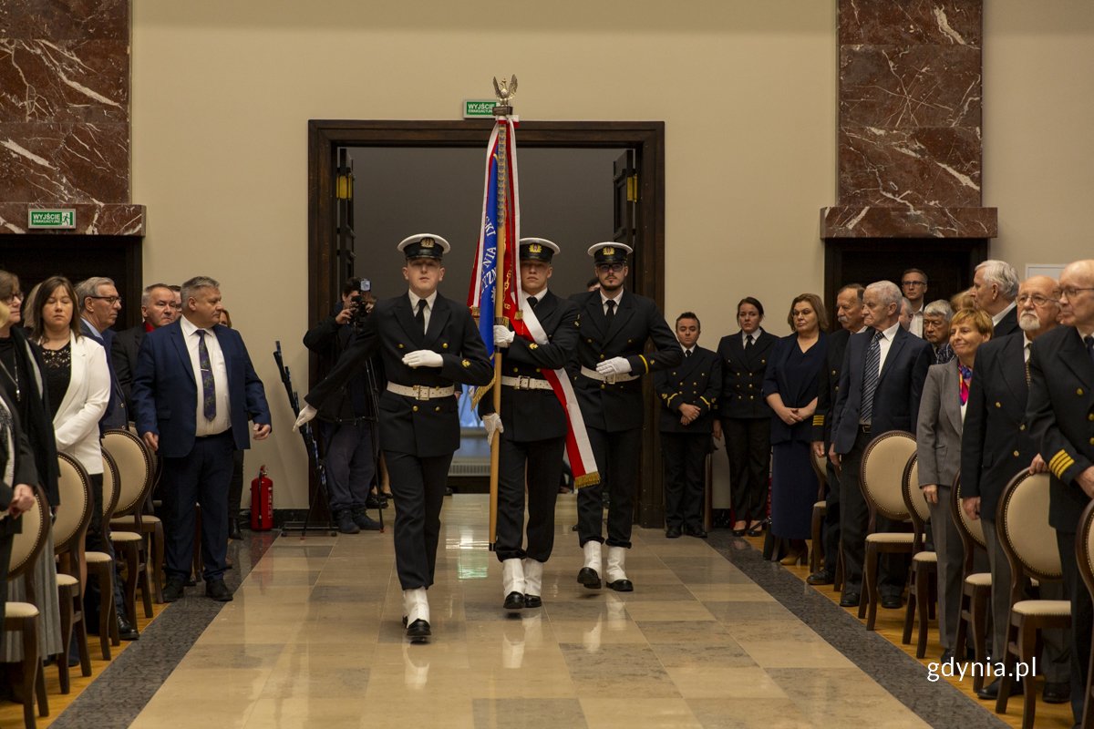 Wprowadzenie sztandaru uczelni rozpoczęło uroczyste posiedzenie senatu z okazji 104. rocznicy działalności Uniwersytetu Morskiego (fot. Natalia Kawalerowicz)