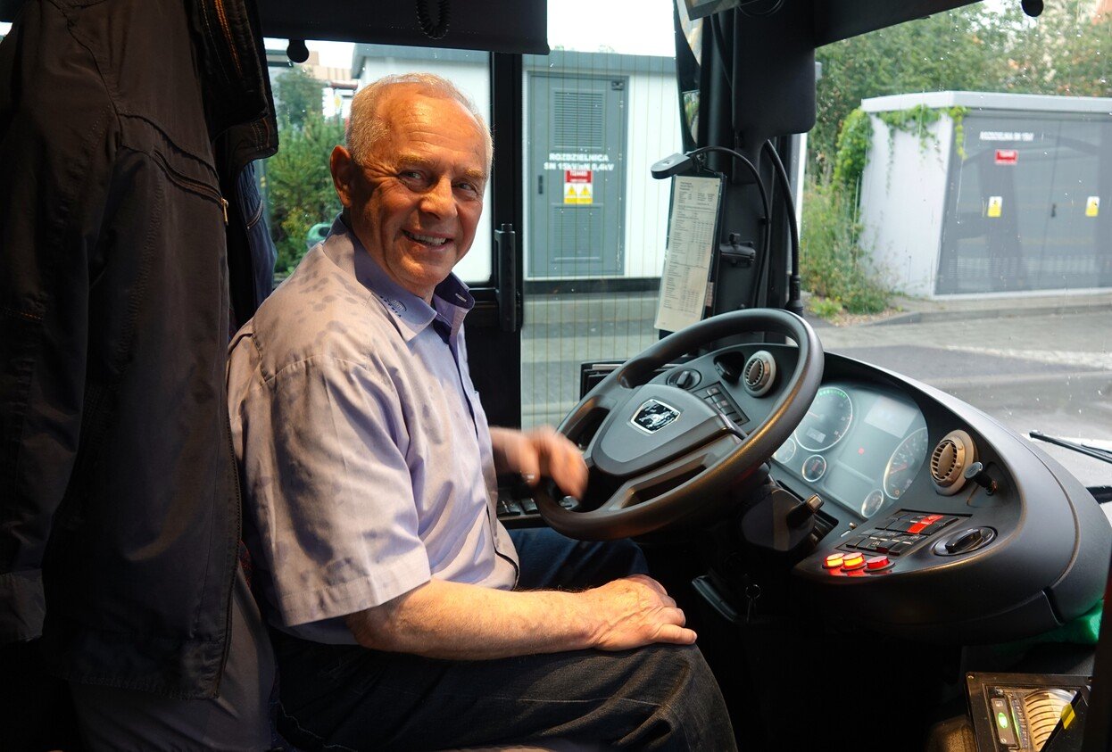 Tadeusz Tomczyk jako pierwszy pracownik w blisko stuletniej historii gdyńskiej komunikacji miejskiej osiągnął jubileusz 50-lecia pracy za kierownicą autobusu. Fot. ZKM Gdynia