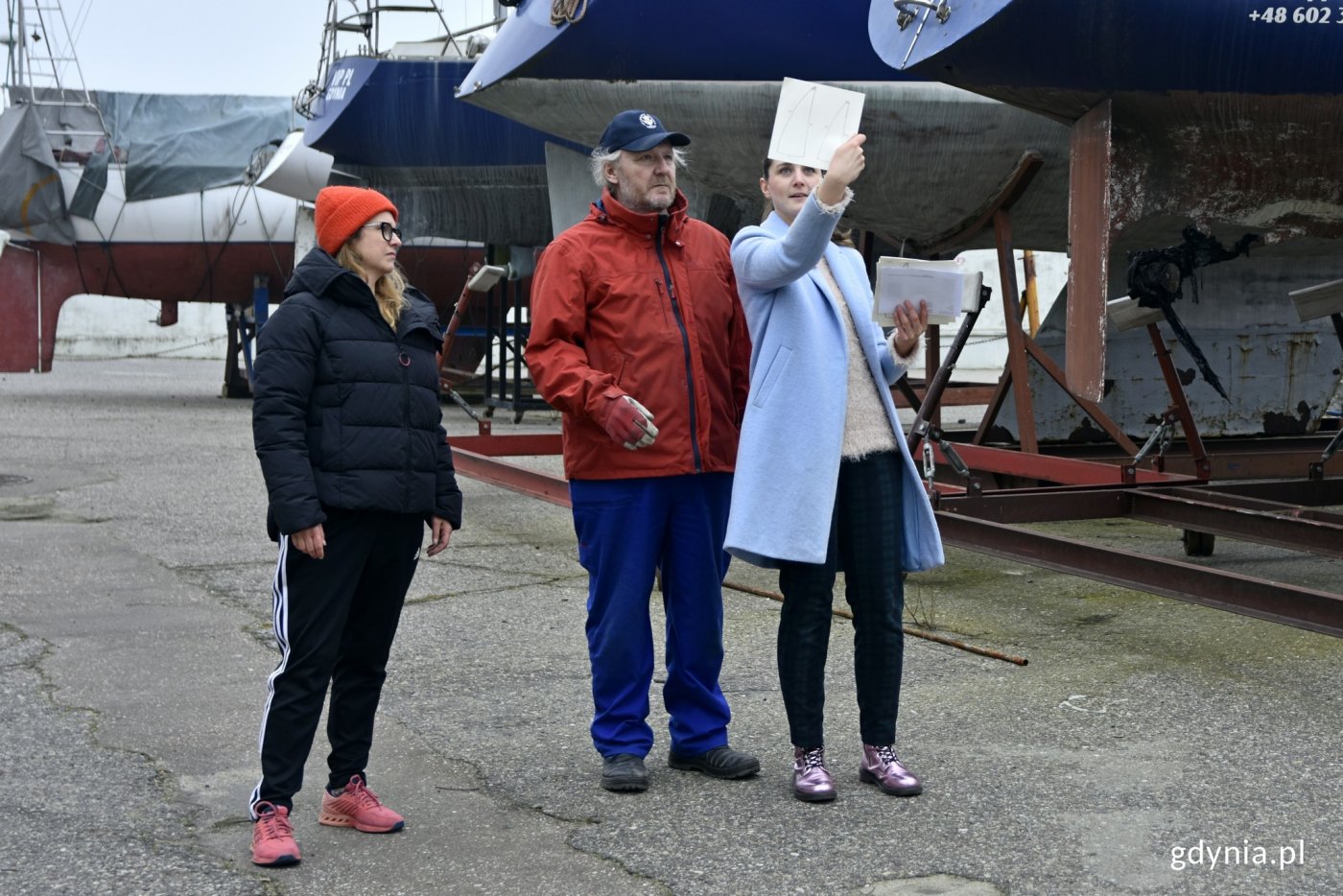 Trwają przygotowania do wernisażu wystawy G8 „Widmo” // fot. Magdalena Czernek