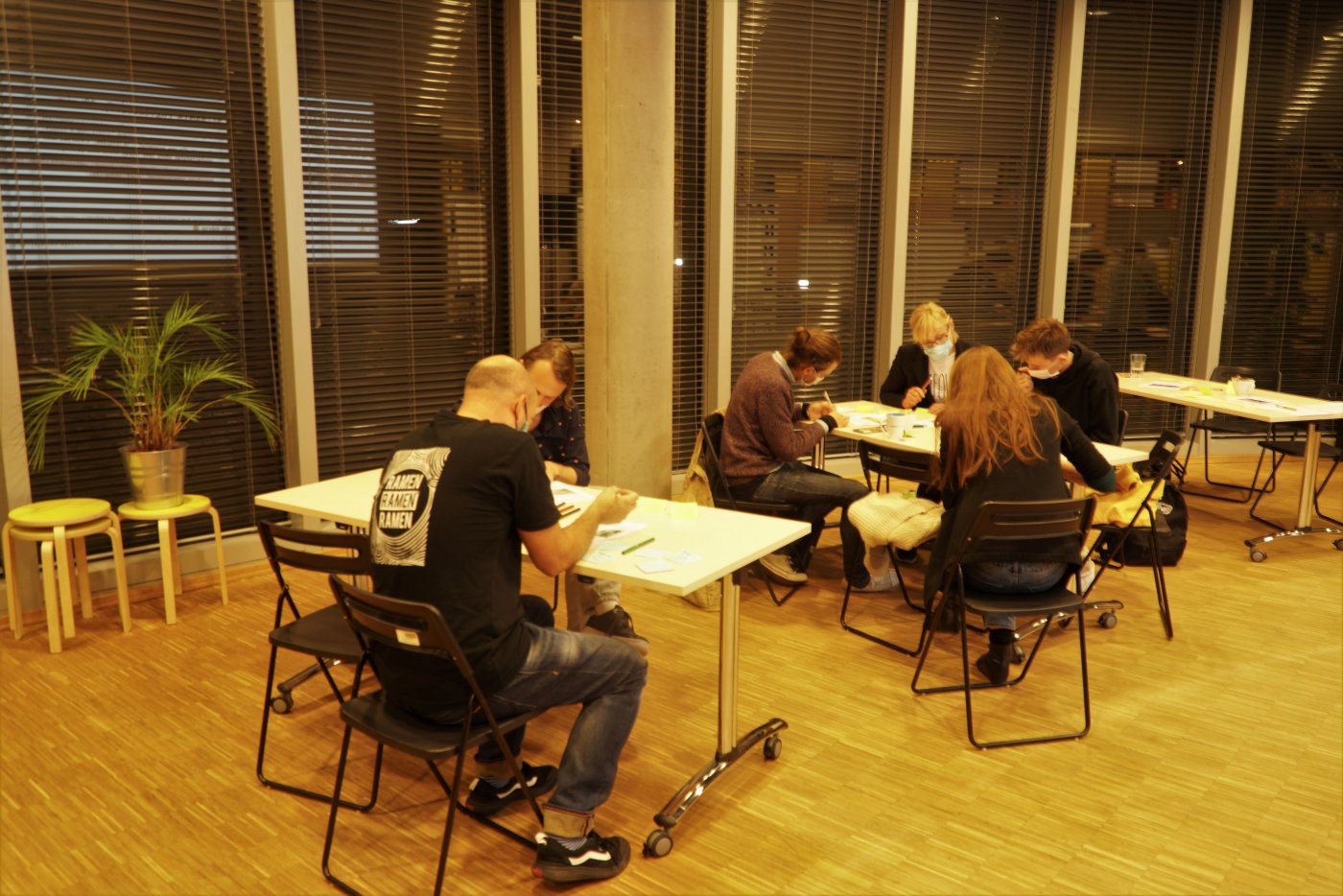 Warsztaty metodą Scenario Immersion odbyły się w poniedziałek 18 października br. w siedzibie UrbanLab Gdynia i zostały poprowadzone przez Małgorzatę Piskórz i Karolinę Thakker z Busola Trends//fot. Laboratorium Innowacji Społecznych