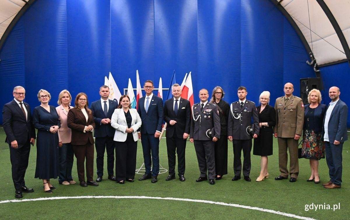 Na zdjęciu od lewej m.in: dyrektor Departamentu Edukacji Urzędu Marszałkowskiego woj. Pomorskiego Adam Krawiec, radne miasta Gdyni Agnieszka Tokarska i Beata Zastawna, wiceprezydentka Gdyni Oktawia Gorzeńska, członek zarządu województwa pomorskiego Adam Gawrylik, prezydent Gdyni Aleksandra Kosiorek, dyrektor Centrum Kształcenia Zawodowego i Ustawicznego Rafał Miłosz, zastępca szefa Kancelarii Prezesa Rady Ministrów Jakub Stefaniak, dowódca 33. Dywizjonu Rakietowego Obrony Powietrznej ppłk. Daniel Wasiłek, nacz. Wydziału Edukacji Urzędu Miasta Gdyni Iwona Tanewska, przedstawiciel Wojskowego Centrum Rekrutacji kapitan Andrzej Jankowski, prezes zarządu oddziału Związku Nauczycielstwa Polskiego Ewa Biernacka oraz radny i przewodniczący Komisji Oświaty Rady Miasta Gdyni Ireneusz Trojanowicz (fot. Waldemar Ulanowski)