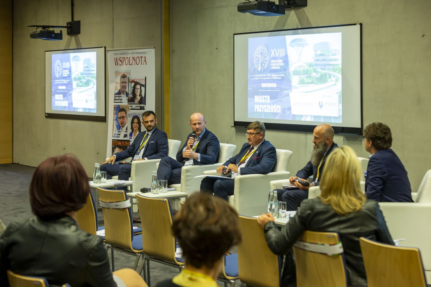 Wiceprezydent Gdyni ds. jakości życia, Bartosz Bartoszewicz (drugi z lewej, z mikrofonem) uczestniczył w panelu „Inteligentna infrastruktura miejska”, fot. Andrzej Bożecki / Samorządowe Forum Kapitału i Finansów