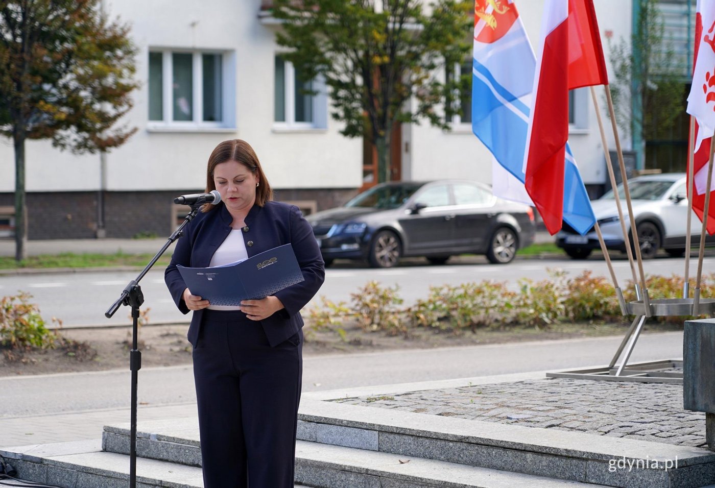 Gdyńskie obchody zakończyły się 31 sierpnia przed pomnikiem Ofiar Grudnia 1970 roku na Placu Wolnej Polski, na zdjęciu przemówienie prezydent Aleksandry Kosiorek (fot. Karolina Szypelt)