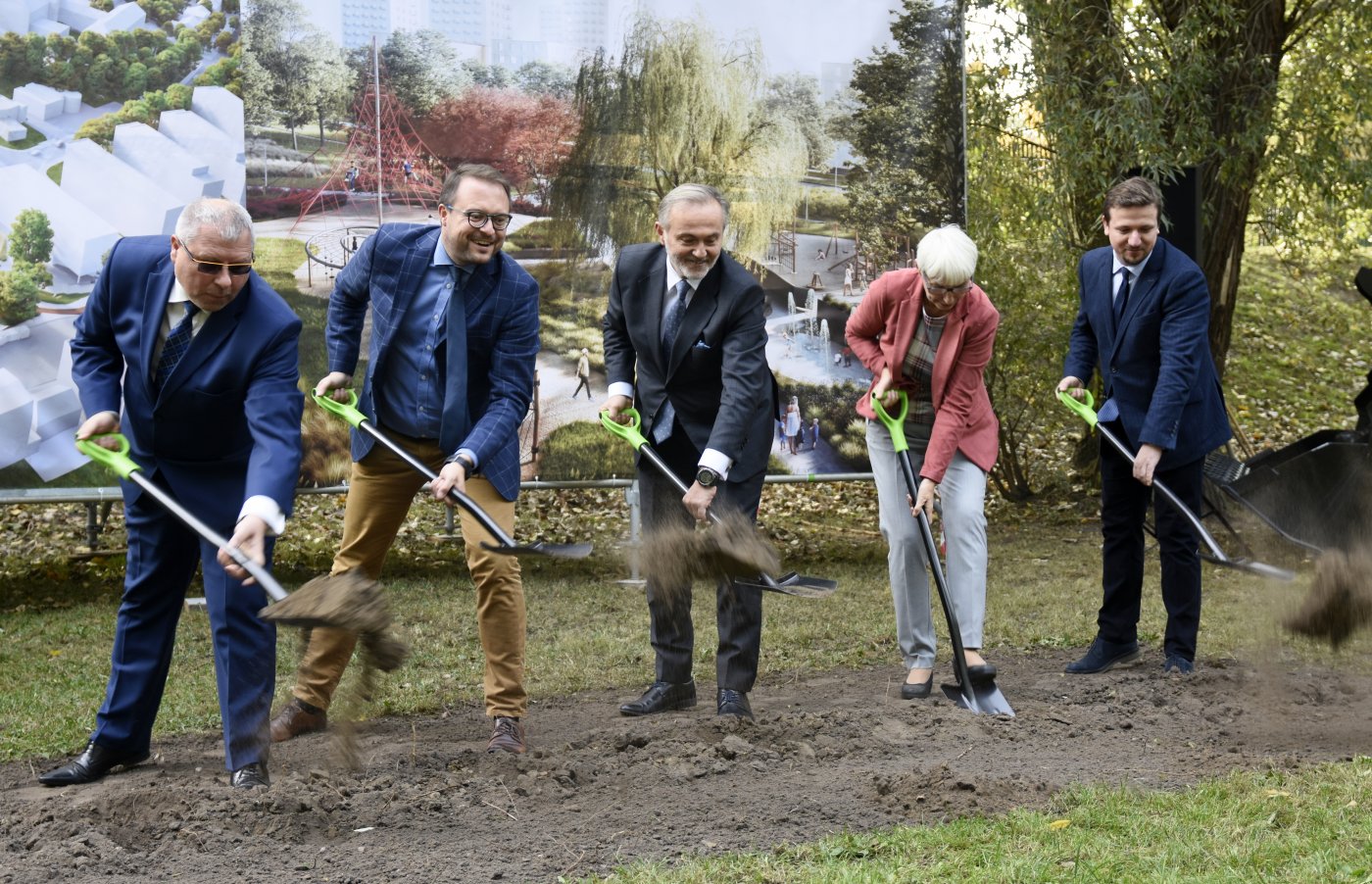 Symboliczne pierwsze łopaty na placu budowy Parku Centralnego w Gdyni, od lewej Markos Pagudis - prezes Agencji Rozwoju Gdyni, Marek Łucyk - pełnomocnik prezydenta Gdyni ds. realizacji projektów strategicznych, Wojciech Szczurek - prezydent Gdyni, Joanna Zielińska - przewodnicząca Rady Miasta Gdyni i Kamil Rozmus - przedstawiciel wykonawcy, Roka Budownictwo, fot. Kamil Złoch