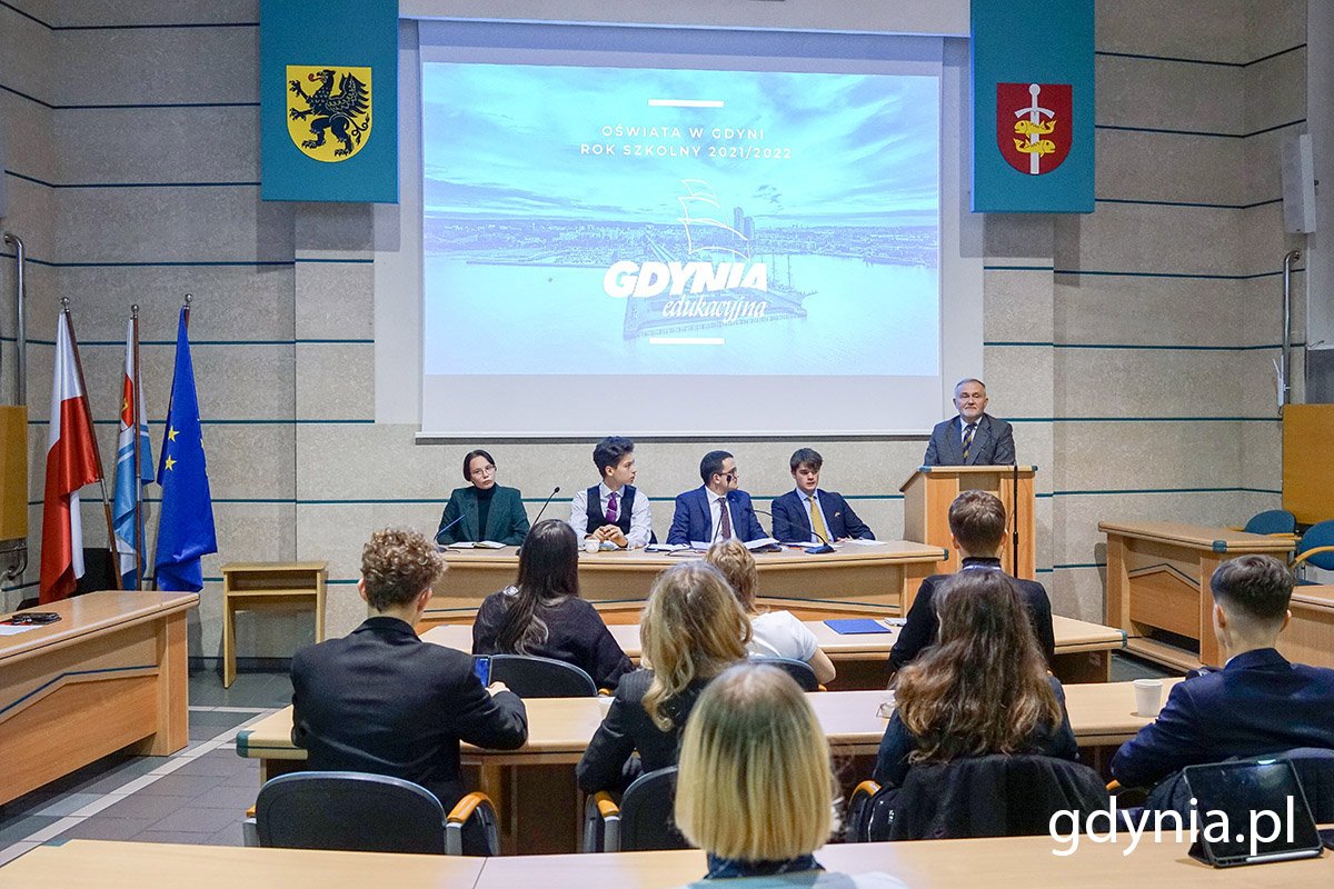 Jednym z gości młodzieżowych radnych był Prezydent Gdyni Wojciech Szczurek / fot. Mirosław Pieślak 