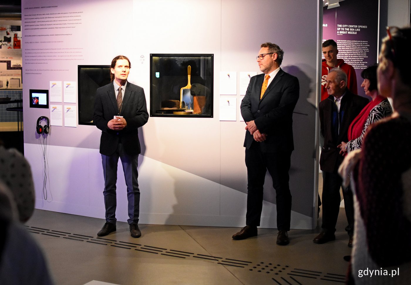 Otwarcie modułu na wystawie stałej, dr Marcin Szerle (z lewej) i dr hab. Jacek Friedrich, dyrektor Muzeum Miasta Gdyni, fot. Kamil Złoch
