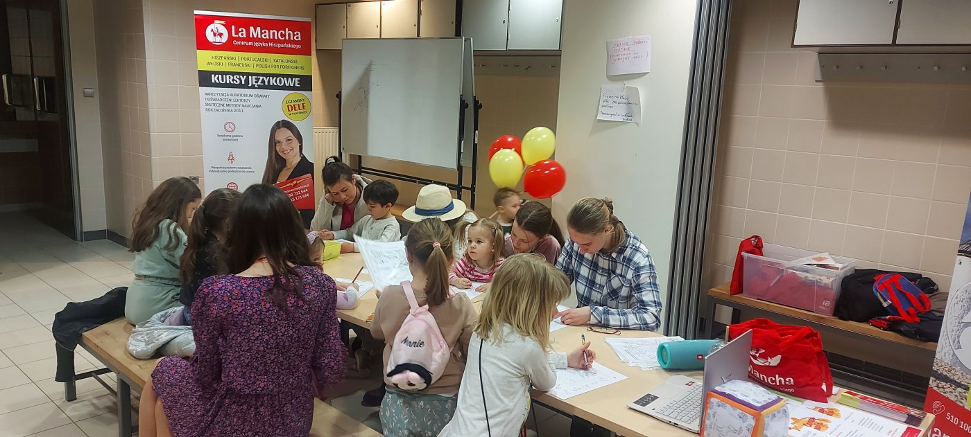 Dzieci uczestniczące w warsztatach języka hiszpańskiego podczas Spotkań Podróżników w Gdyni