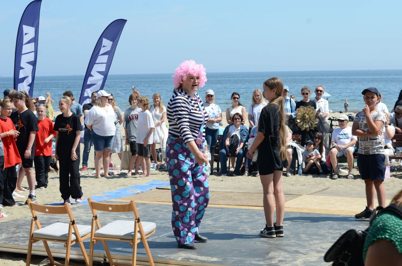 Animatorzy na scenie na plaży