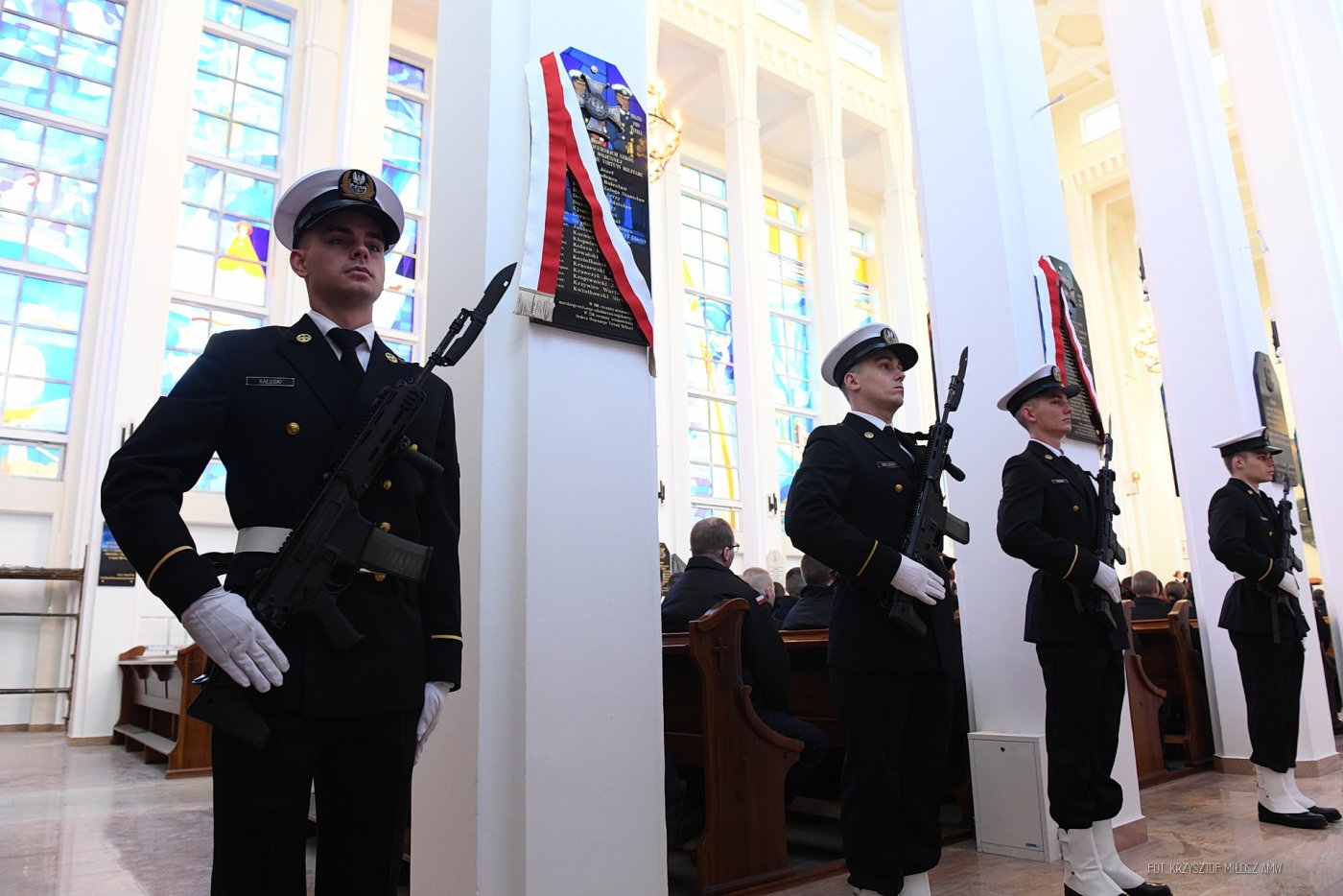 Posterunki honorowe przy dwóch tablicach upamiętniających absolwentów szkół oficerskich Marynarki Wojennej - kawalerów Orderu Virtuti Militari, które odsłonięto w kościele garnizonowym na Oksywiu // fot. Krzysztof Miłosz/AMW