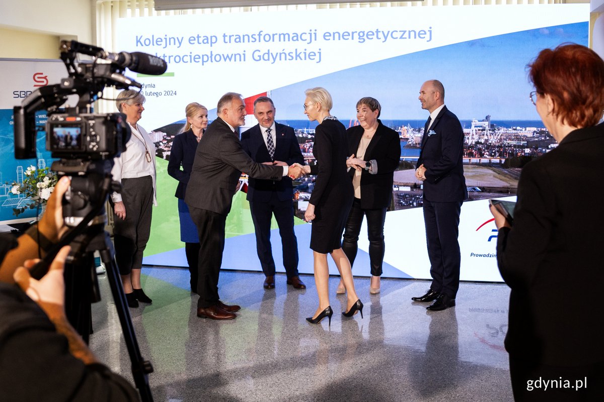 Uroczystość zawarcia umowy na budowę instalacji gazowej w elektrociepłowni gdyńskiej. Od lewej: Elzbieta Raczyńska, radna Gdyni; Elżbieta Sierżęga, wiceprzewodnicząca Rady Miasta; Wojciech Szczurek, prezydent Gdyni; Artur Brzdękiewicz, wiceprezes SBB Energy S.A.; Małgorzata Banasik, Zarząd PGE S.A.; Ewa Barszcz, dyrektor Oddziału Wybrzeże PGE Energia Ciepła w Gdańsku; Maciej Jankiewicz, prezes zarządu PGE Energia Ciepła S.A. Fot. Przemysław Kozłowski 