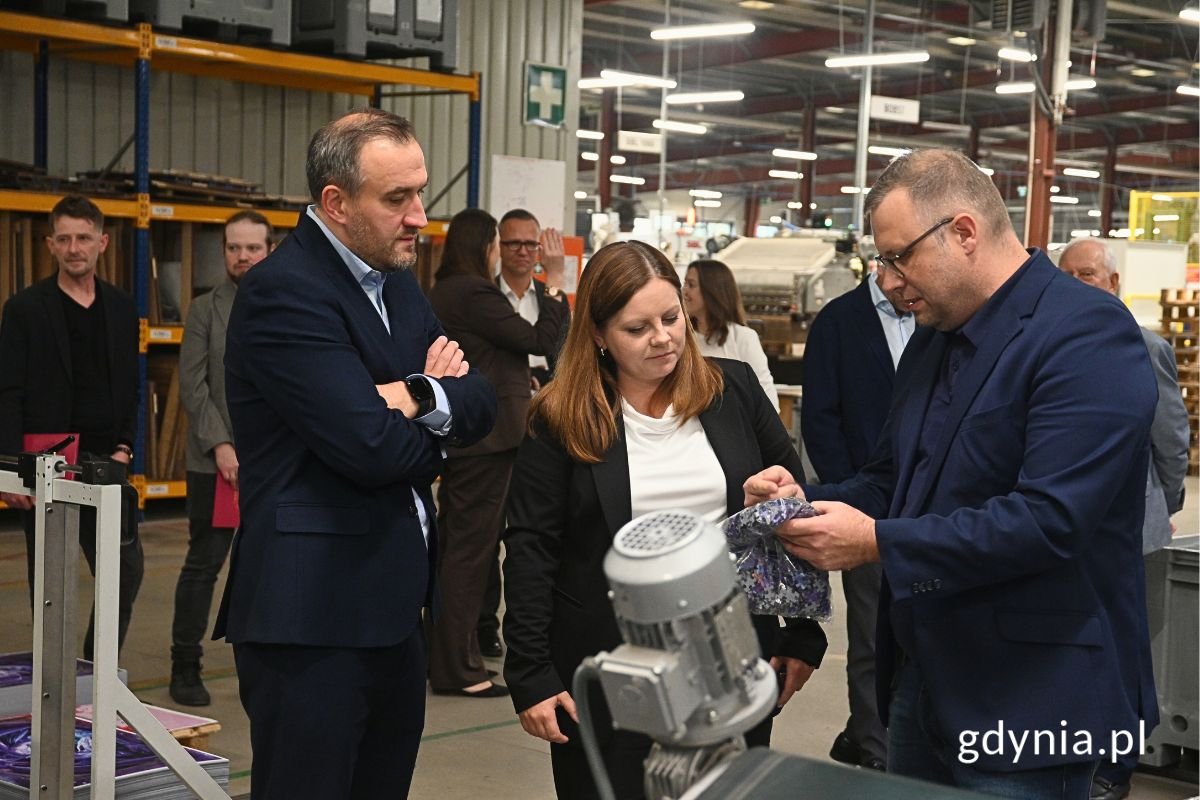 Prezydent Gdyni Aleksandra Kosiorek i wiceprezydent Tomasz Augustyniak 17 października odwiedzili siedzibę firmy Trefl S.A. (fot. Jakub Winiewski)