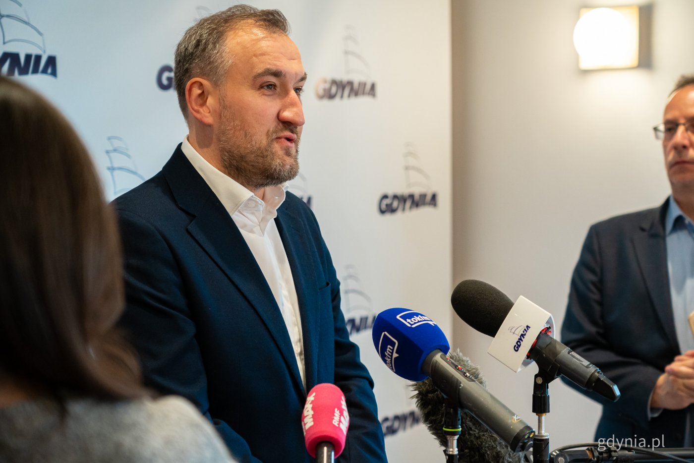 Wiceprezydent Gdyni Tomasz Augustyniak przedstawił założenia programu „Mieszkanie za remont” (fot. Kamil Złoch)
