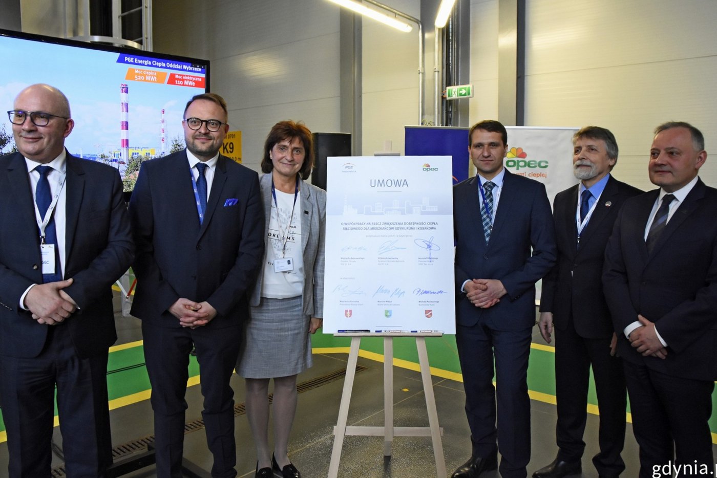 Od lewej: Piotr Wittbrodt, zastępca burmistrza Rumi, Marek Łucyk, wiceprezydent Gdyni ds. rozwoju, Elżbieta Kowalewska, dyrektor PGE Energia Ciepła Oddział Wybrzeże, Marcin Majek, wójt gminy Kosakowo, Janusz Różalski, prezes Zarządu OPEC i Wojciech Dąbrowski, prezes Zarządu PGE Energia Ciepła, fot. Jan Ziarnicki.