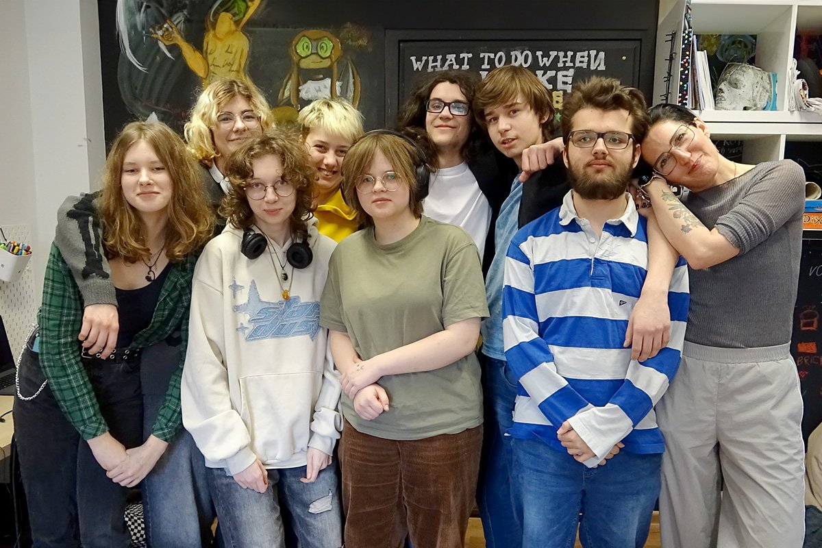 Uczniowie SOWS nr 2 w Gdyni ze swoją nauczycielką, w środku stoi Janek // fot. Katarzyna Balcerzak