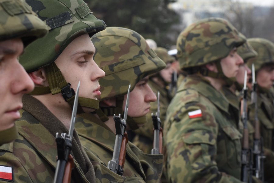 „Dobrowolni”, czyli ochotnicy, którzy przeszli szkolenie wojskowe m.in. w gdyńskich jednostkach w sobotę wypowiedzą słowa przysięgi. Na zdjęciu przysięga wojskowych elewów z 2018 roku w Gdyni, fot. Jan Ziarnicki / archiwalne