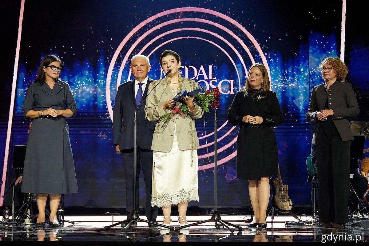 Na zdjęciu (od lewej): prezydent Gdańska Aleksandra Dulkiewicz, prezydent Białegostoku Tadeusz Truskolaski, laureatka Natalia Panczenko, wiceprezydentka Gdyni Oktawia Gorzeńska i prezydentka Sopotu Magdalena Czarzyńska-Jachim (fot. Mirosław Pieślak)