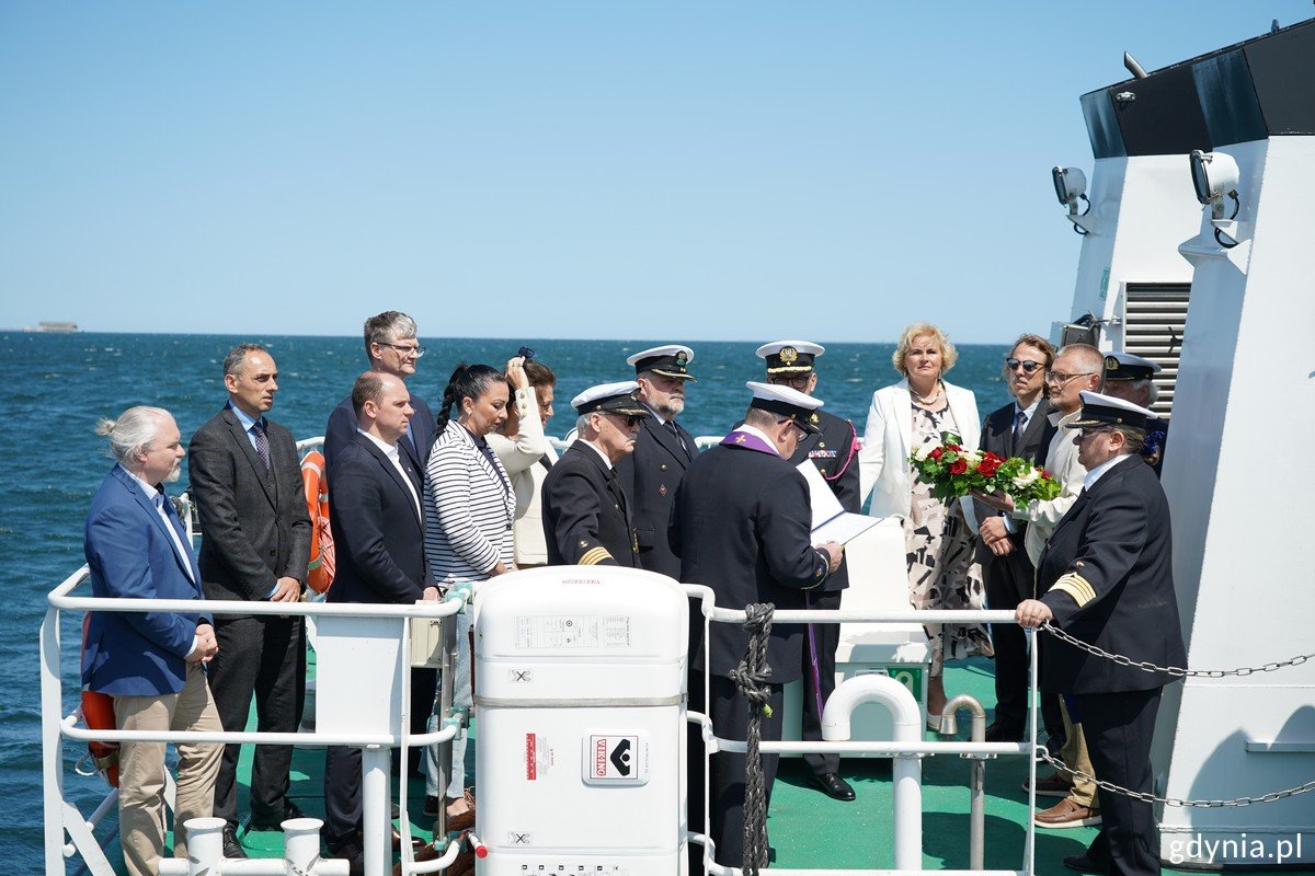 Tym, którzy odeszli na wieczną wachtę. Na pokładzie Kontrolera-22 stoją m.in: Grzegorz Kuleta z biura senatora Sławomira Rybickiego, poseł Rafał Siemaszko, Beata Koniarska z Sejmiku Województwa Pomorskiego, wiceprezydent Gdyni Rafał Geremek, radni miasta Teresa Bysewska i Łukasz Piesiewicz, o. Edward Pracz, dyrektor Urzędu Morskiego w Gdyni Anna Stelmaszyk-Świerczyńska, prezes Ligi Morskiej i Rzecznej Andrzej Królikowski oraz wnuczka Tadeusza Wendy – Hanna Wenda-Uszyńska (fot. Magda Śliżewska)