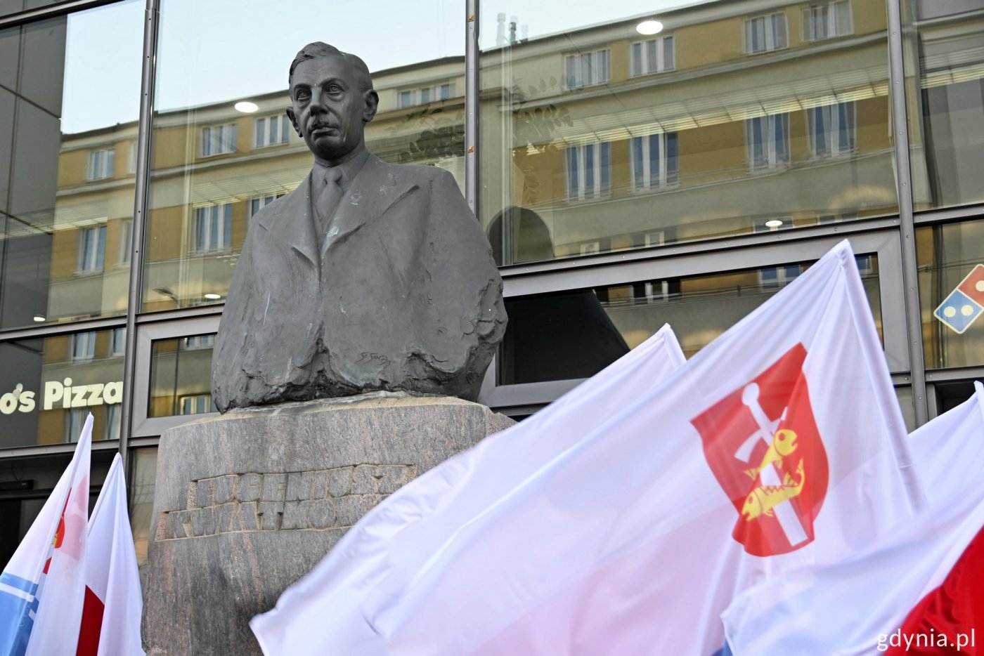 Uroczystość odbyła się przed pomnikiem Eugeniusza Kwiatkowskiego przy ul. 10 Lutego // fot. Paweł Kukla