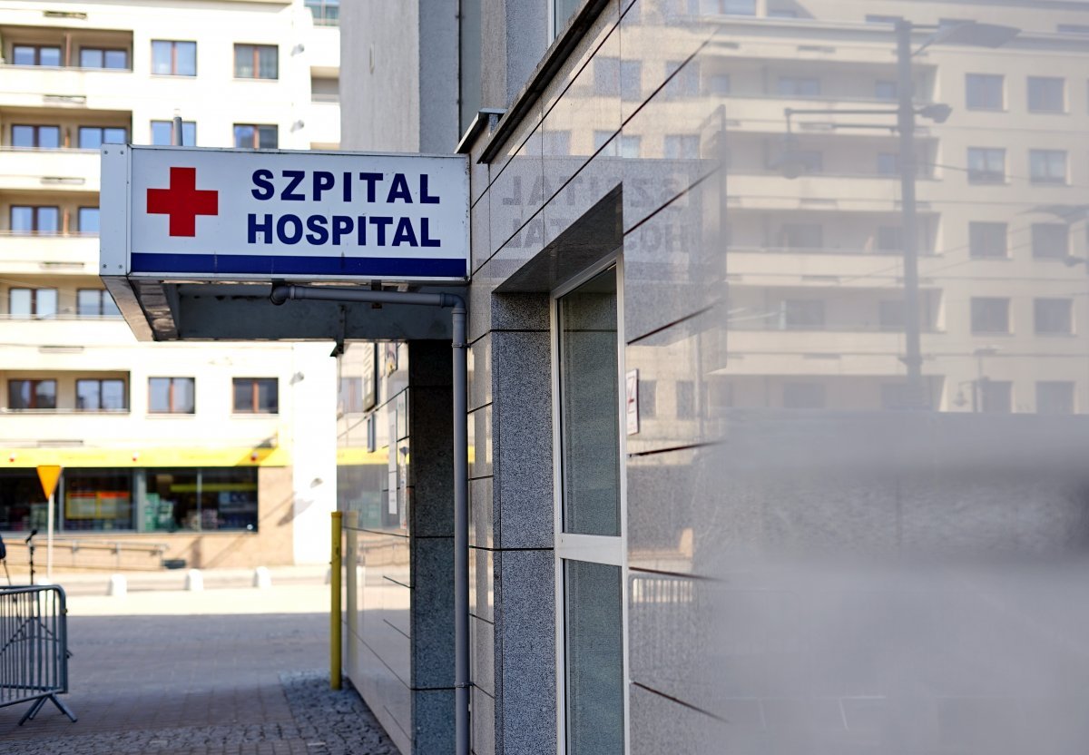 Wejście do Szpitala Św. Wincentego a Paulo w Gdyni. Nad drzwiami wejściowymi widoczny jest szyld 