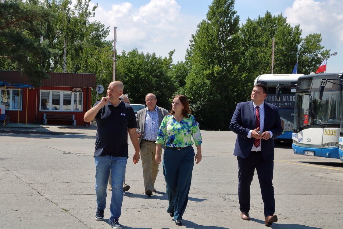 Gospodarski przegląd spółek w mieście. Na zdj. od lewej m.in. Lech Żurek, prezes zarządu PKA, prezydent Gdyni Aleksandra Kosiorek i Łukasz Kobus, sekretarz miasta (fot. Kajetan Pacanowski)