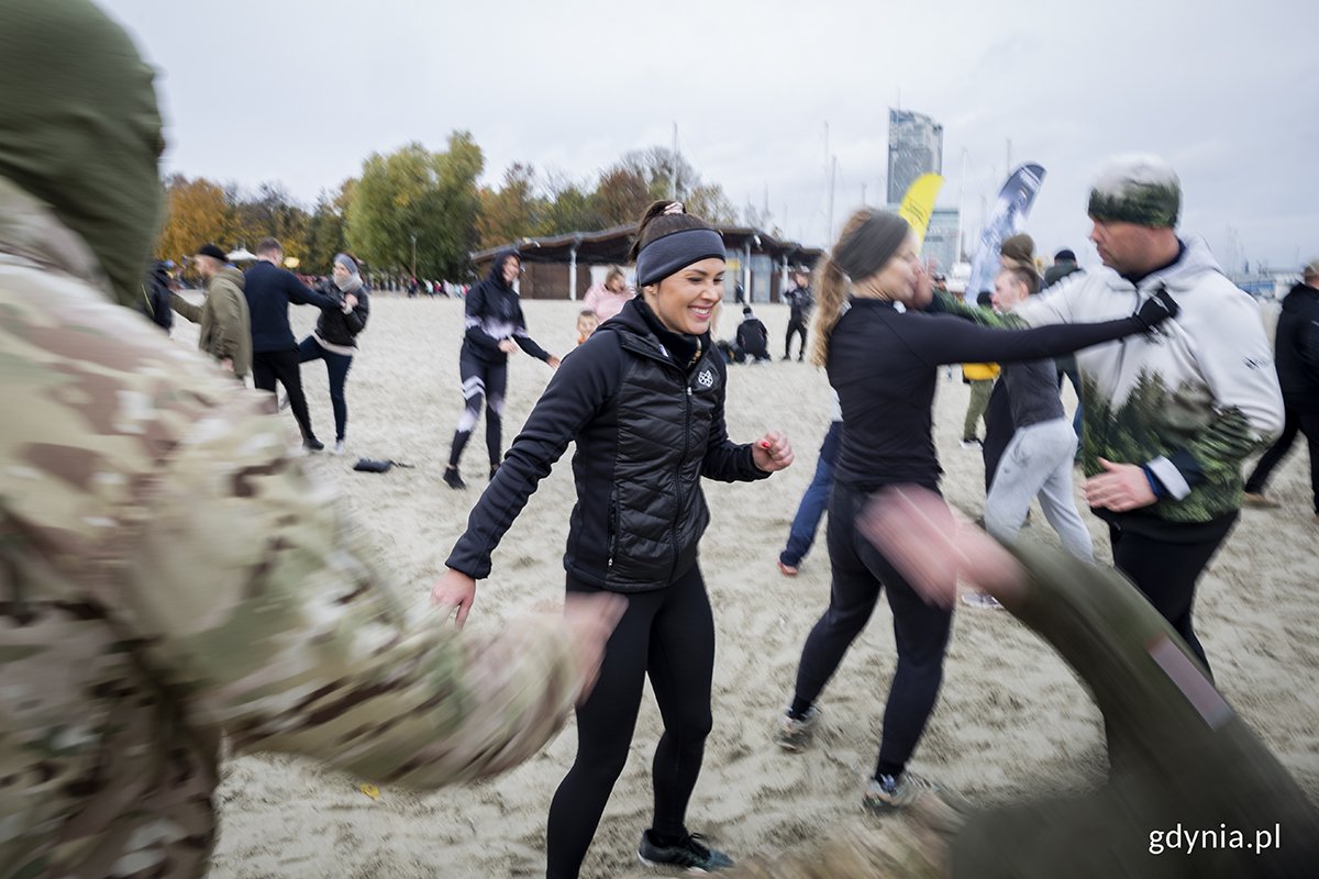 Profilaktyka raka jąder to nie tylko sprawa mężczyzn, ale i ich partnerek. Trening samoobrony na plaży Śródmieście z komandosami Formozy w ramach kampanii 