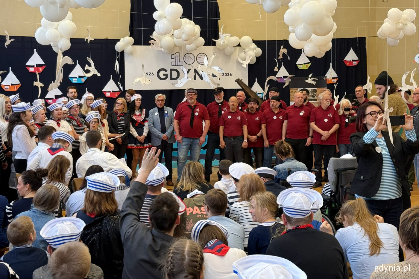 Uroczyste obchody 100-lecia Gdyni połączone z gościnnym występem chóru „Zawisza Czarny” w ZSS nr 17 w Gdyni (fot. Katarzyna Balcerzak)