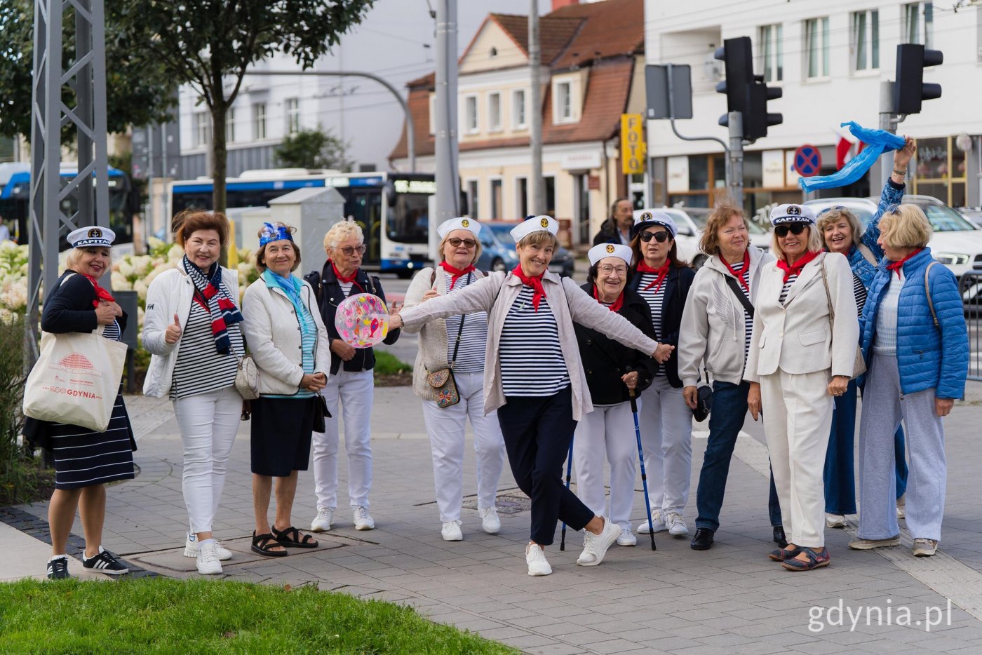 W roku stulecia Gdynia oferuje wiele powodów do zabawy. Na zdj. seniorki podczas nagrania lipduba (fot. Paweł Budziński)
