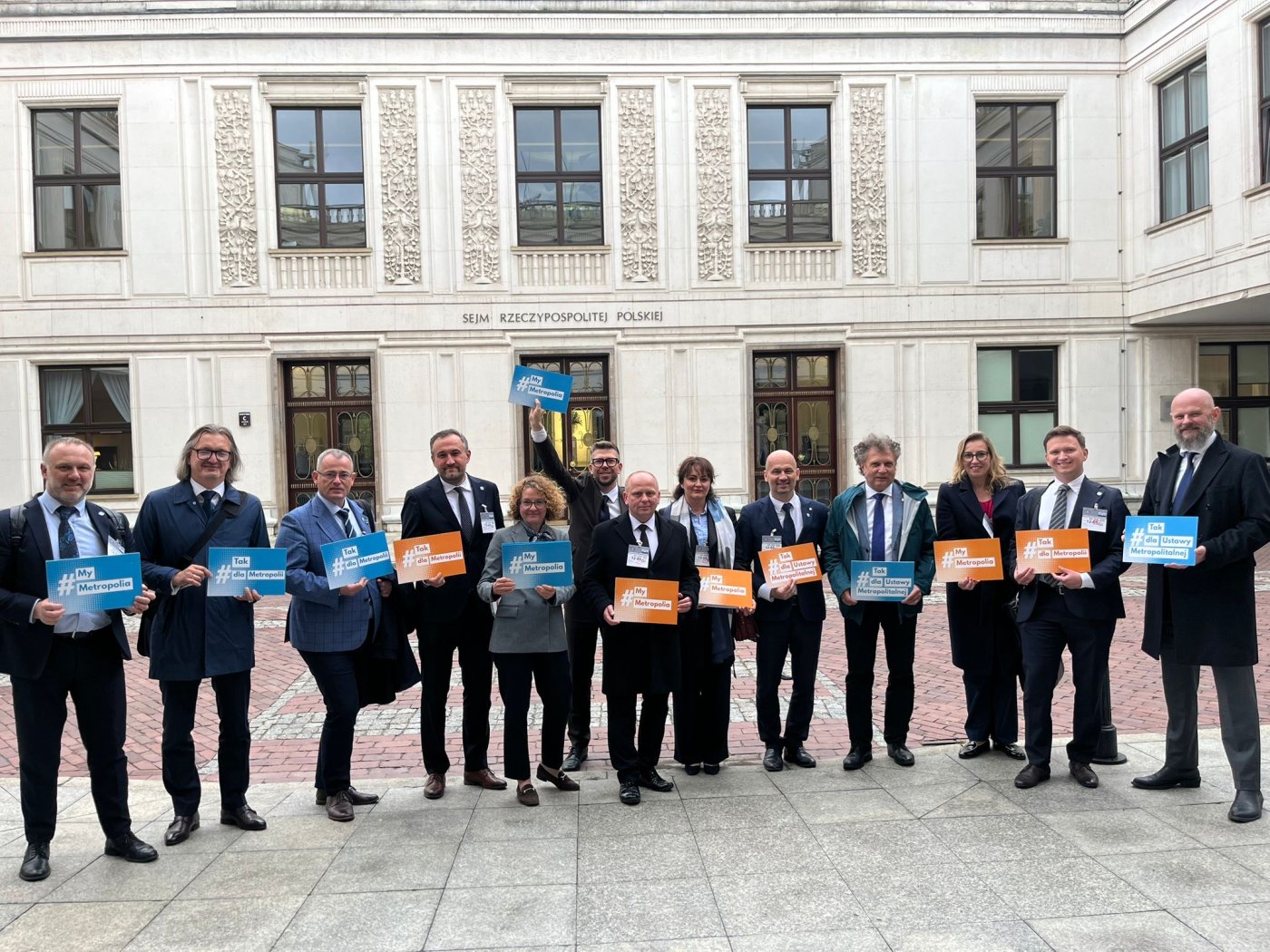 Delegacja pomorskich parlamentarzystów i samorządowców, wśród nich m.in.: sekretarz stanu w Ministerstwie Funduszy i Polityki Regionalnej Jacek Karnowski, wiceprezydent Gdyni Tomasz Augustyniak (fot. Magdalena Starnawska) 