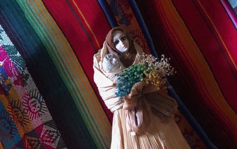 Na zdjęciu figurka na tkaninie z wzorem ludowym//mat. pras. Misji Franciszkańskich