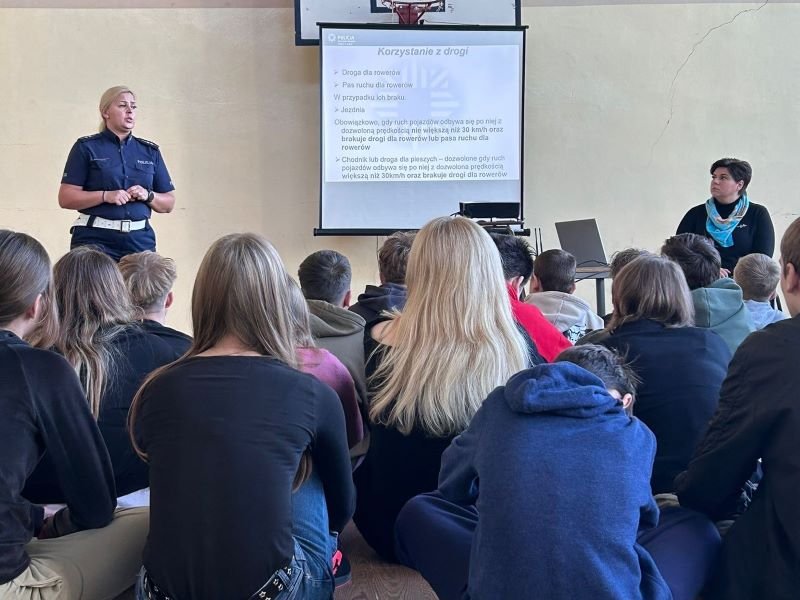 Asp. Ewa Kurowska z gdyńskiej policji oraz Anna Dobkowska z Wydziału Dostępności Urzędu Miasta Gdyni podczas spotkania z uczniami Szkoły Podstawowej nr 43 (fot. materiały KMP w Gdyni)