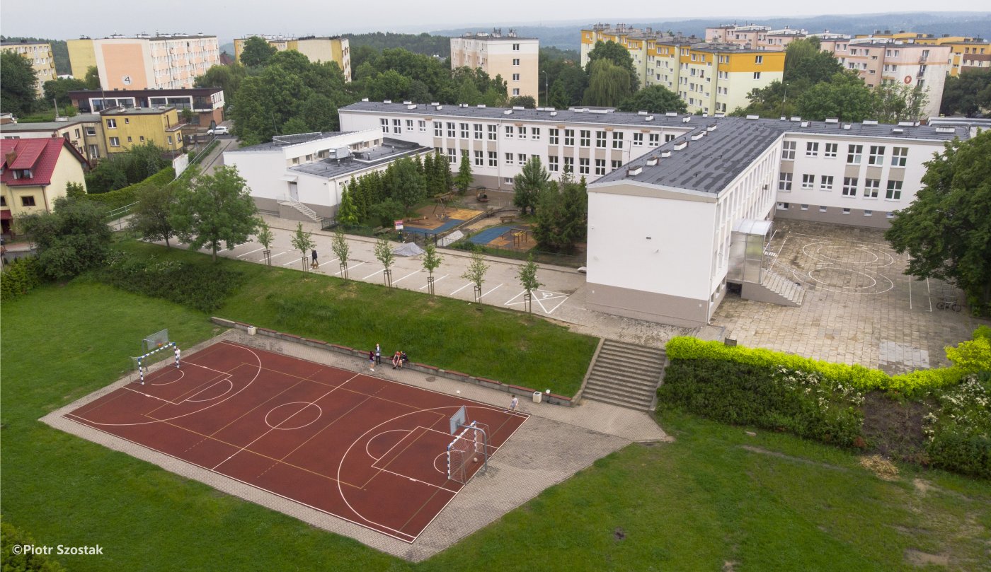 Na zdjęciu widać budynek Szkoły Podstawowej nr 34 w Gdyni wraz z infrastrukturą przyszkolną. Zdjęcie z lotu ptaka.