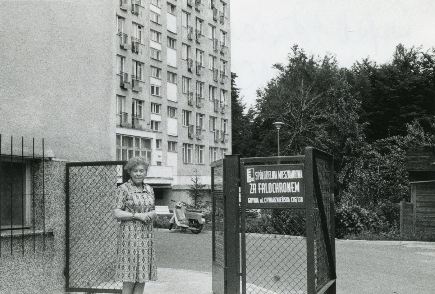 Doktor Jadwiga Titz-Kosko na tle budynku mieszkalnego „Za Falochronem”, [ok. 1977 r.], fot. nieznany, Muzeum Miasta Gdyni