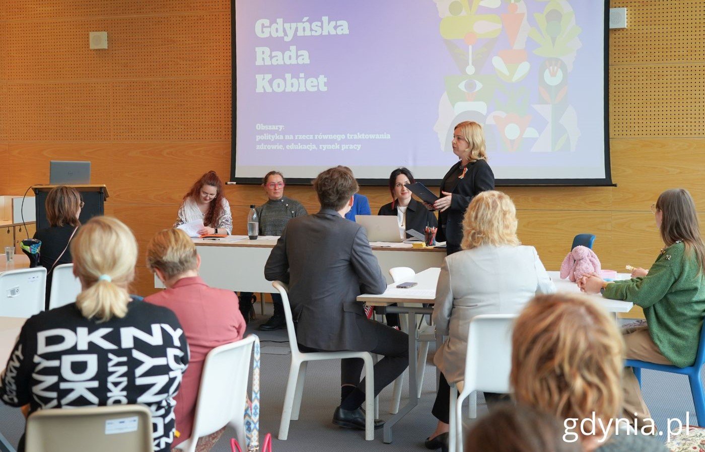 Posiedzenie Gdyńskiej Rady Kobiet w Pomorskim Parku Naukowo-Technologicznym w Gdyni. Na zdjęciu m.in.: wiceprezydentka Gdyni Oktawia Gorzeńska oraz członkinie Rady Kobiet (fot. Magdalena Starnawska)