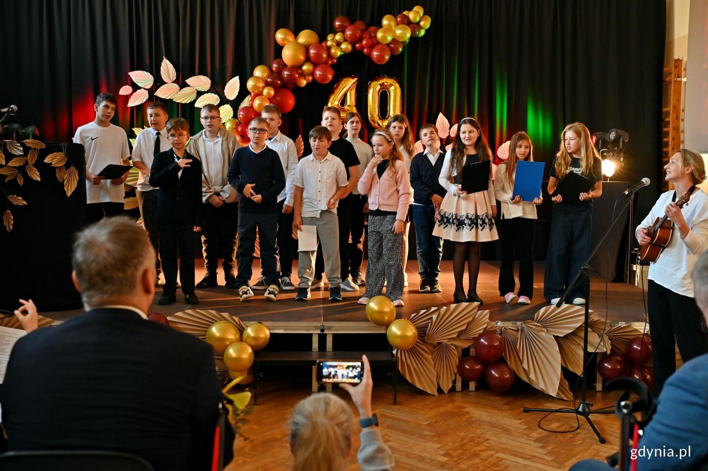 Występ uczniów Szkoły Podstawowej nr 49 dla Dzieci Niedosłyszących podczas uroczystego jubileuszu placówki (fot. Magdalena Czernek)