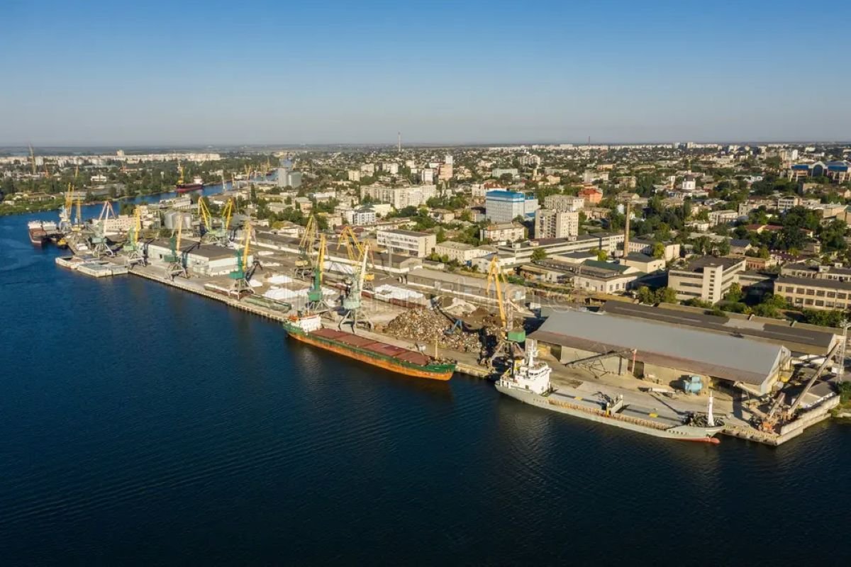 Port towarowy w Chersoniu nad rzeką Dniepr (źródło: Dreamstime)