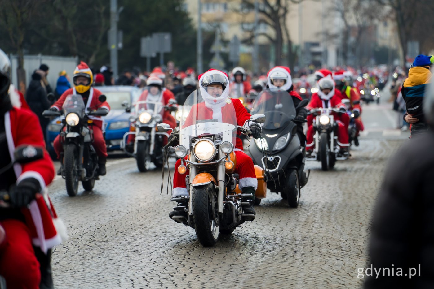 Aleja Jana Pawła II w Gdyni, na jezdni wiele motocykli, motocykliści w przebraniach mikołajów