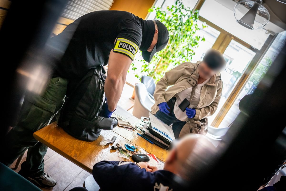 Policjanci z Wydziału do Walki z Korupcją Komendy Wojewódzkiej Policji w Gdańsku zatrzymali na gorącym uczynku popełnienia przestępstwa 47-latka z Gdańska, który przyjął „łapówkę” w kwocie 150.000 złotych. Fot. sierż. sztab. Piotr Pawłowski
